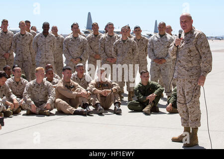 Die Marine Aerial Refueler Transport Squadron 352 erhielt am 27. August 2013 eine Gedenkmedaille auf der Marine Corps Air Station Miramar, Kalifornien, als Anerkennung für das C-130J-Programm, das weltweit eine Million Flugstunden erreichte. Stockfoto