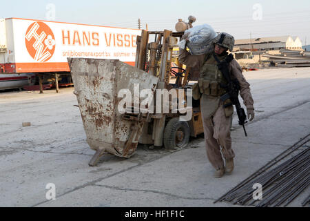 070914-M-6412C-010 AL FALLUJAH, Irak (14. September 2007) - Hospitalman Rene G. Cantu, ein Corpsman mit 3rd Platoon, E Company, 2. Bataillon, 6. US-Marines, Regimental Combat Team 6, trägt eine Lebensmittel-Tasche, um eine Familie während auf Patrouille im Stadtteil Sina'a. Die US-Marines der 3rd Platoon sind am Beobachtungsposten Sina'a im Herzen von Al Fallujah stationiert und haben die Aufgabe, mit der Koalitionsstreitkräfte Anti klar zu halten. US Marine Corps Foto von CPL. Samuel D. Corum (freigegeben) US Navy 070914-M-6412C-010 Hospitalman Rene G. Cantu, ein Corpsman mit 3rd Platoon, E Company, 2. Bataillon, 6. US-Marine Stockfoto