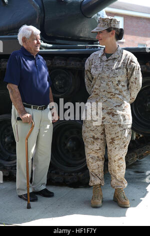 Navy Lt. CMdR Shannon Stout, der 2. Tank Battalion Amtsarzt aus Sarasota, Florida, schaut ihr Onkel Neil Stout, ein ehemaliger Navy Petty Officer 3.Klasse und Veteran des zweiten Weltkrieges, während ihre Förderung-Zeremonie 4. September 2013 an Bord der Marine Corps Base Camp Lejeune. Stout wurde die erste weibliche Note Stabsoffizier in der 2. Panzer Geschichte. 2. Tanks fördert erste weibliche Note Stabsoffizier 130904-M-BW898-003 Stockfoto