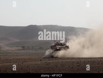 Ein M-1A1 Abrams Kampfpanzer, Delta Company, 2nd Tank Battalion zugeordnet Patrouillen während einer Operation nahe dem Dorf von Saban, Provinz Helmand, Afghanistan, 10. August 2013. Die Operation war eine gemeinsame Mission mit Marines vom 3. Bataillon, 4. Marine Regiment, 2. Panzerbataillon und die afghanische Armee, 3. Mobile Strike Force Kandak. (Foto: U.S. Marine Corps CPL. Trent A. Randolph/freigegeben) 2. Panzerbataillon führt Operationen in der Provinz Helmand 130910-M-TQ917-026 Stockfoto