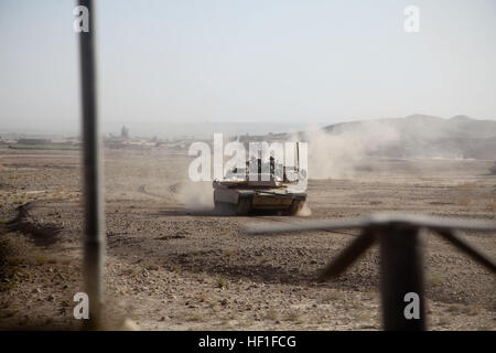 Ein M-1A1 Abrams Kampfpanzer, Delta Company, 2nd Tank Battalion zugeordnet Patrouillen während einer Operation nahe dem Dorf von Saban, Provinz Helmand, Afghanistan, 10. August 2013. Die Operation war eine gemeinsame Mission mit Marines vom 3. Bataillon, 4. Marine Regiment, 2. Panzerbataillon und die afghanische Armee, 3. Mobile Strike Force Kandak. (Foto: U.S. Marine Corps CPL. Trent A. Randolph/freigegeben) 2. Panzerbataillon führt Operationen in der Provinz Helmand 130910-M-TQ917-038 Stockfoto