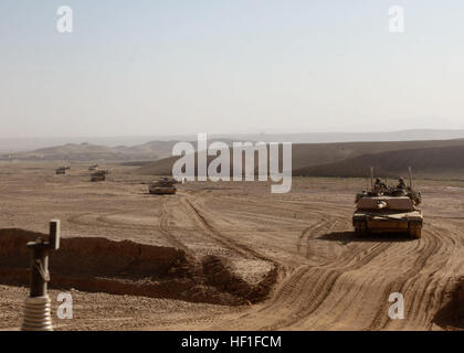 Ein M-1A1 Abrams Kampfpanzer, Delta Company, 2nd Tank Battalion zugeordnet Patrouillen während einer Operation nahe dem Dorf von Saban, Provinz Helmand, Afghanistan, 10. August 2013. Die Operation war eine gemeinsame Mission mit Marines vom 3. Bataillon, 4. Marine Regiment, 2. Panzerbataillon und die afghanische Armee, 3. Mobile Strike Force Kandak. (Foto: U.S. Marine Corps CPL. Trent A. Randolph/freigegeben) 2. Panzerbataillon führt Operationen in der Provinz Helmand 130910-M-TQ917-043 Stockfoto