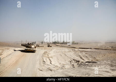 Ein M-1A1 Abrams Kampfpanzer, Delta Company, 2nd Tank Battalion zugeordnet Patrouillen während einer Operation nahe dem Dorf von Saban, Provinz Helmand, Afghanistan, 10. August 2013. Die Operation war eine gemeinsame Mission mit Marines vom 3. Bataillon, 4. Marine Regiment, 2. Panzerbataillon und die afghanische Armee, 3. Mobile Strike Force Kandak. (Foto: U.S. Marine Corps CPL. Trent A. Randolph/freigegeben) 2. Panzerbataillon führt Operationen in der Provinz Helmand 130910-M-TQ917-051 Stockfoto