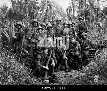 Diese Männer haben den blutigen Ruf als geschickte Dschungel Kämpfer verdient.  Sie sind US Marine Raiders versammelten sich vor einem Jap Einbaum auf Kap Totkina auf Bougainville, Soloman Islands, die halfen, um zu nehmen.  Januar 1944. (Marine) Genaues Datum erschossen unbekannte NARA Datei #: 080-G-205686 Krieg & Konflikt buchen #: 1200 Marine-Jäger Stockfoto