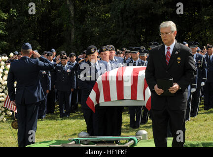 Pfr. John Revell, der Kaplan für die Stamford, Connecticut, Polizei, wartet, während US-Flieger mit dem 105. Sicherheit Kräfte Squadron, New York Air National Guard, den Sarg des Staff Sgt Todd J. 'TJ' Lobracio Jr., seine letzte Ruhestätte während der Beerdigung Gottesdienste am Nordfriedhof, Sherman, Conn, 13. September 2013 führen. Lobraico war ein Spezialist mit dem 105. Sicherheit zwingt Geschwader, Sicherheitskräfte, in Aktion außerhalb Bagram Airfield, Afghanistan, 5. September 2013 getötet wurde.  (U.S. Air National Guard Foto von techn. Sgt. Michael O' Halloran/freigegeben) New York Air National Guard NCO hon Stockfoto