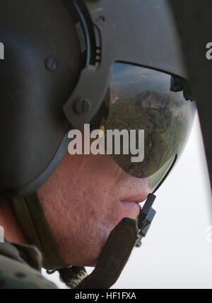 Eine Luftaufnahme von Jalalabad reflektiert auf dem Visier der US-Army Spc. Trevor Rangers, eine Crew Chief mit der Medevac Zug Dustoff, Charlie Kompanie, 3. Bataillon, 238. Aviation Regiment, Task Force Dragon, während ein Hebezeug Training Übung in ein UH-60 Blackhawk-Hubschrauber in der Nähe von Forward Operating Base Fenty, Provinz Nangarhar, Afghanistan, 16. September 2013. MedEvac-Teams von zur Verfügung gestellten Notfallversorgung USA Koalitionstruppen und Transport Patienten Luft zur medizinischen Behandlung-Einrichtungen. Mit einem Kran ermöglicht Medevac Besatzungen zum Anheben und Absenken von Lieferungen und Personal in entlegenen oder gefährlichen Gebieten whe Stockfoto