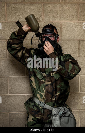 Lance Cpl. Adam R. Webber, Daten-Netzwerk-Spezialist, 15. Marine Expeditionary Unit, nimmt einen Schluck Wasser durch seine M50 gemeinsamen Service allgemeine Zweck Maske in seiner Einheit chemische, biologische, radiologische und nukleare Verteidigung Maske Vertrauen Ausbildung bei Camp Margarita an Bord Camp Pendleton, Kalifornien, Sept. 17. Webber, 21, ist von Waterman Ill. (United States Marine Corps Foto von CPL. Emmanuel Ramos/freigegeben) Vertrauen Kammer 130917-M-ST621-007 Stockfoto