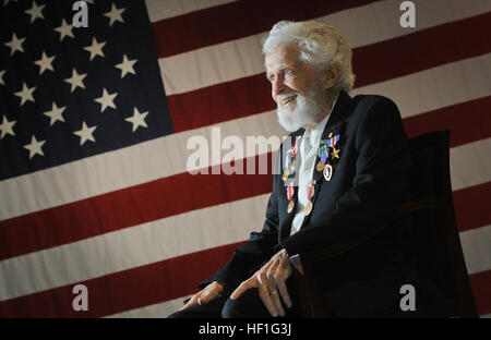 Veteranen des zweiten Weltkriegs Arthur W. Owens lächelt nach Verleihung der Silver Star und Purple Heart 68 Jahre nach seiner Heldentaten während des Kampfes in der Nähe von Ludwigshafen, Deutschland. Am 23. März 1945 wurde von einer Schale aus einer Panzerabwehrkanone Owens' Tank getroffen.  Nach der Evakuierung des Fahrzeugs, kehrte er zweimal unter schwerem feindlichen Feuer - und trotz seiner Wunden - verletzte Kameraden zu retten. Nach einer Überprüfung seiner Aufzeichnungen unterzeichnete Secretary Of The Army John McHugh kürzlich Befehle Owens zu erkennen. Major General Mike Bridges, Kommandant der Alaska Army National Guard, präsentiert die Medaillen während einer Zeremonie in der Al Stockfoto