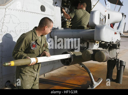 U.S. Marine Corps CPL. Eddie Billman Jr., einem Artillerie-Techniker mit Marine Light Attack Helicopter Squadron 773, lädt eine 2,75 hochexplosive Rakete auf eine Start-Einheit auf einer AH-1W Super Cobra Hubschrauber auf Al Asad Air Base, Irak, 5. November 2007. (Foto: U.S. Marine Corps CPL Sheila M. Brooks) (Freigegeben) Marine AH-1 Pkw, Al Asad (2202518481) Stockfoto