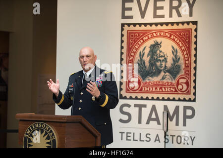 US Army Chief Of Staff General Ray Odierno gibt seine Anmerkungen während 1st Sgt. David McNerney Medal Of Honor Verankerung Zeremonie an das Smithsonian National Postal Museum in Washington, D.C. 22. September 2013. Während der Zeremonie der Smithsonian Institution National Postal Museum Sammlung McNerneys Medal Of Honor aufgenommen. Es wird in der nationalen Stempel-Salon von William H. Gross Briefmarken-Galerie angezeigt. (Foto: U.S. Army Staff Sgt Teddy Wade / veröffentlicht)... Medal Of Honor Verankerung Zeremonie 130922-A-AO884-140 Stockfoto