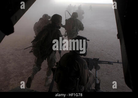 Georgische Soldaten mit dem 33. Licht-Infanterie-Bataillon und der US-Marines verlassen ein Marine Corps MV-22 Osprey Tiltrotor Flugzeug 23. September 2013, während einer Operation in der Provinz Helmand, Afghanistan. Das US Marine Corps Marine Medium Tiltrotor Squadron (VMM) 165 unterstützte Antenne während des Betriebs. (DoD Foto von CPL. Ashley E. Santy, US Marine Corps/freigegeben) 130923-M-BU728-255 (9931541946) Stockfoto