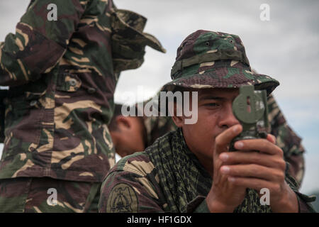 Philippine Airman 2. Klasse Jivko Brasileno schaut einen Kompass, wie er Ziele während Luftnahunterstützung Ausbildung bei Krähe Tal, Republik der Philippinen Teil des amphibischen Landung Übung 2014 Sept. 29 Grundstücke. Der Tag der Ausbildung qualifiziert die teilnehmenden Mitglieder der philippinischen Luftwaffe als forward Air Controller. Die philippinische und US-Militärs oft in bilateralen Ausbildung im gemeinsamen Interesse der regionalen Sicherheit engagieren. Brasileno ist ein forward Air Controller mit 710th Special Operations Wing. US-Marines und Segler aus der 13. Marine Expeditionary Unit, 3d Marine Expeditionary Briga Stockfoto