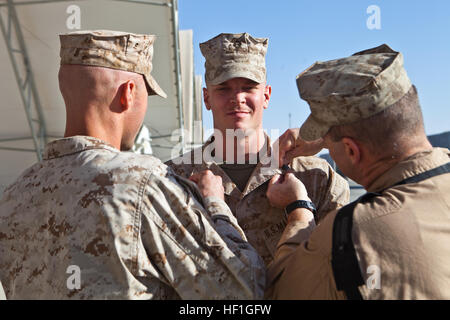 Sgt. Martin A. Witman, Center, combat Mannschaftsmitglied mit Marine Transport-Geschwader 1 (vorne), ruft zum Sergeant von Chief Warrant Officer 2 Daniel F. Mihalcik, links, einen Wartung Offizier Berater mit einem Regional Command angeheftet (südwestlich) Security Force Unterstützung Berater-Teams und Generalmajor Steven J. Payne, Recht, der Sicherheitsbeauftragte mit VMR [Fwd], während seine Förderung-Zeremonie an Bord Camp Bastion , Afghanistan, Okt. 1. Aus Rekruten nach Afghanistan Ausbildung fördert Marine ehemaliger Rekrut 131001-M-CT526-355 Stockfoto