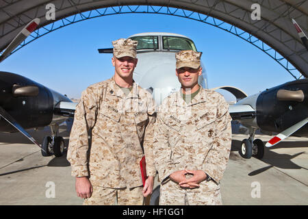 Sgt. Martin A. Witman, links, combat Mannschaftsmitglied mit Marine Transport-Geschwader 1 (vorne), und Chief Warrant Officer 2 Daniel F. Mihalcik, eine Wartung Offizier Berater mit einem Regional Command (südwestlich) Kraft Unterstützung Berater Sicherheitsteams, vier Jahre nach Witman Grundausbildung vom Marine Corps rekrutieren Depot Parris Island, SC, Schloss, wo Mihalcik seine senior Drill Instructor war in Afghanistan wieder vereint. Aus Rekruten nach Afghanistan Ausbildung fördert Marine ehemaliger Rekrut 131001-M-CT526-044 Stockfoto