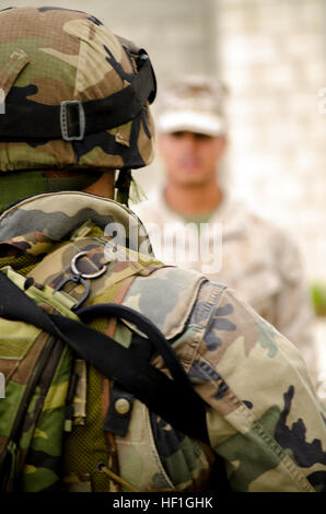 Ein spanische Infanterie marine, Vordergrund, Plays als U.S. Marine Corps Lance Cpl. Brian Donesortega, mit Flotte Anti-Terrorism Security Team Company Europe, liefert Hinweise auf Spanisch 3. Oktober 2013, während Lisa Azul 2013 an der Naval Station Rota, Spanien. Lisa Azul wurde eine bilaterale Trainingsübung, die Partnerschaft und maritime Sicherheit gefördert, gleichzeitig die kulturelle Verständigung zwischen den USA und Spanien. (DoD Foto von Capt Travis Gitthens, US Marine Corps/freigegeben) 131003-M-ZZ999-006 (10170785323) Stockfoto