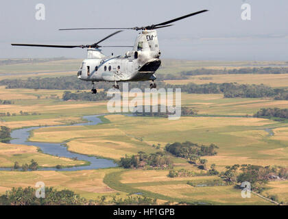 071123-M-7696M-210 Bangladesch (24. November 2007) einen Crewchief von einem CH-46E Sea Knight-Hubschrauber befestigt, Marine Medium Helicopter Squadron (HMM) 261, wie es Kollegen fliegt über die Landschaft im Süden von Bangladesch. Die amphibischen Angriff Schiff USS Kearsarge (LHD-3) und der eingeschifften Elemente von der 22. Marine Expeditionary Unit kamen vor der Küste von Bangladesch, Hilfsmaßnahmen auf Ersuchen der Regierung von Bangladesch zu unterstützen. US Marine Corps Foto von CPL. Peter R. Miller (freigegeben) uns Marine 071123-M-7696M-210 A Crewchief Kollegen aus dem CH-46E Sea Knight Helikopter, befestigt, Marin Stockfoto