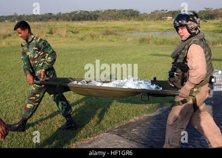 071123-M-7696M-071 BARISAL, Bangladesch (23. November 2007) Captain Andrew Nix von Fairfax, VA., CH-46E Sea Knight Pilot mit Marine Medium Helicopter Squadron (HMM) 261 (Stahlbeton), der Luftfahrt Bestandteil der 22. Marine Expeditionary Unit (spezielle Operationen fähig), hilft ein Bangladeshi Soldat eine Lieferung von Wasser in Flaschen geliefert mit einem Relief Versorgung Hub 23. November 2007 zu entladen. Diese Mission markiert die erste US-Militärhilfe, Ankunft in Bangladesch. USS Kearsarge und der 22. MEU (SOC) unterstützen Hilfsaktionen auf Antrag von der Regierung von Bangladesch. US Marine Corps Foto von Cpl. Stockfoto