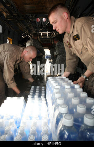 071126-M-7696M-108 DHAKA, Bangladesch (26. November 2007) CPL. Eric M. Dorfman, rechts, und CPL Nicholas M. Moneymaker Lastfälle von Wasser in Flaschen auf einem Transporthubschrauber CH-53E Sea Stallion. Die zwei Marines sind Flightline Mechanik, Marine Medium Helicopter Squadron (HMM) 261, Aviation combat Element des 22. Marine Expeditionary Unit (MEU) zugewiesen. Die amphibischen Angriff Schiff USS Kearsarge (LHD-3) und der 22. MEU sind Bereitstellung humanitärer Hilfe für die Opfer des Zyklons Sidr, die durch Bangladesch 15. November Riss. US Marine Corps Foto von CPL. Peter R. Miller (freigegeben) US Navy Stockfoto
