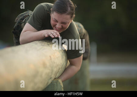 US Marine Corps Private First Class Julia Carroll von Delta Company, Infanterie Training Bataillon (ITB), Schule der Infanterie-Ost (SOI-E) navigiert ihr Weg durch den Hindernis-Parcours an Bord, Camp Geiger, N.C., 4. Oktober 2013.  Delta-Unternehmen ist das erste Unternehmen auf der ITB mit Studentinnen als Teil einer gemessenen, bewusste und verantwortungsvolle Sammlung von Daten über die Leistung der weiblichen Marines beim bestehenden Infanterie Aufgaben ausführen und Fortbildungsveranstaltungen, das Marine Corps ist Hereinholen Einsteiger weibliche Marine Probanden an die achtwöchige grundlegende Infanterist und Infanterie Schütze Ausbildung co Stockfoto