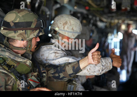 US-Marines mit speziellen Zweck Marine Air-Ground Task Force Krisenreaktion und Spanisch Marines signalisieren Anerkennung während einer Klasse auf ein- und Ausschiffen von einem US-Marine MV-22 Osprey Tiltrotor Flugzeug am Naval Station Rota, Spanien, 4. Oktober 2013, während Übung Lisa Azul. Der Fischadler und seine Crew war mit Spezial-Marine Air-Ground Task Force Krisenreaktion (SP-MAGTF), der erste Tag der Liza Azul teilgenommen. SP-MAGTF Crisis Response ist eine selbst-Mobile, selbst tragenden Kraft reagieren zu einer Reihe von Krisen in USA und Partnerland Schutz Stockfoto