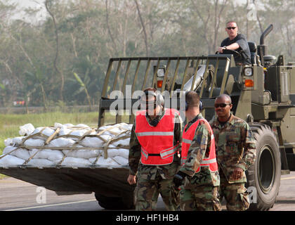 071128-M-3095K-107 BARISAL AIR FIELD, Bangladesch (27. November 2007) Air Force Staff Sgt Robert Ward, zugeordnet der 36. Kontingenz Gruppe bekämpfen Mobilität Antwortelement, andere Lieferungen aus einer c-130 Hercules Flugzeug am Flughafen Barisal. Der Flieger, zusammen mit Marines und Segler mit der 22. Marine Expeditionary Unit (spezielle Operationen fähig) und Bangladesch Militärangehörigen, unterstützen laufende tropischer Zyklon Sidr Hilfsmaßnahmen auf Ersuchen der Regierung von Bangladesch. Foto: Marinekorps SGT Ezekiel R. Kitandwe (freigegeben) uns Marine 071128-M-3095K-107 Air Force Staff Sgt Stockfoto