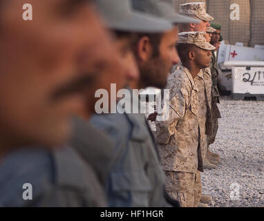 FORWARD OPERATING BASE DELHI, Provinz Helmand, Islamische Republik Afghanistan - steht Lance Cpl. Wayman Wallace in Formation während der Memorial Day Zeremonie hier 31 Mai. Wallace, ein Eingeborener von Chicago, ist eine Sachbearbeiterin mit 1. Bataillon, 3. Marine Regiment. Afghanistan National Army Soldaten, Marines von 1/3 und Afghanistan Nationalpolizei Mitglieder nahmen an der Zeremonie. Die Zeremonie fand statt, um zu Ehren der gefallenen Marines, Matrosen, ANA-Soldaten und ANP-Polizisten, die während des Dienstes in Afghanistan gestorben. Es war die erste gemeinsame Memorial Day Zeremonie im Garmsir.The-Bataillon Regi unterstützt Stockfoto