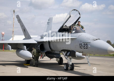 Spanische f-18 Kämpfer tanken am Naval Air Station Sigonella, Italien. Diese Flugzeuge sind Teil der Task Force Odyssey Dawn, die US Africa Command-Task-Force gegründet, um operative und taktische Kommando und Kontrolle von US-Militär zwingt die internationale Reaktion auf die Unruhen in Libyen und Durchsetzung der Resolution 1973 des Sicherheitsrates der Vereinten Nationen zu unterstützen. Resolution 1973 autorisiert alle erforderliche Maßnahmen zum Schutz der Zivilbevölkerung in Libyen unter Androhung eines Angriffs durch Gaddafi-Regime Kräfte. Flickr - DVIDSHUB - Koalitionsstreitkräfte fliegen von Naval Air Station Sigonella, Sizilien, Italien (Bild 7 von Stockfoto