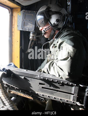 071211-M-6020M-014 YUMA, Arizona (10. Dezember 2007) US Marine Cpl. Evan Umfragen Juni, eine Crew Chief mit Marine schwere Hubschrauber Geschwader (HMH) 462, den Bereich vor dem Brand einer 50-Kaliber Maschinengewehr auf einem CH-53-Super-Hengst während einer Übung zur Unterstützung der Wüste Talon 1-08 in Yuma. Die Marines HMH-462 führen Trainingsflüge in Vorbereitung für den Einsatz in den Irak. US Marine Corps Foto von CPL. Alison L. Martinez (freigegeben) US Navy 071211-M-6020M-014 US Marine Cpl. Evan Juni einen Crewchief mit Marine schwere Hubschrauber Geschwader (HMH) 462, Umfragen Bereich vor dem Brand eine 50-Cali Stockfoto