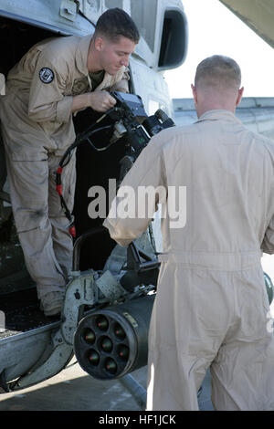 071212-M-4213L-005 YUMA, Arizona (12. Dezember 2007) vor der Abreise und Crew Chiefs, Staff Sgt B.W. Boroff und Fellow, Marine, Hubschrauber Licht Angriff Geschwader (HMLA) 367, befestigt, inspizieren schnell eine 7,62 Mini-Pistole auf einem UH-1N Huey Angriff Hubschrauber um sicherzustellen, dass die Waffe operative Antriebsmotor ordnungsgemäß funktioniert. Dieser Kampfflugzeuge werden zur Unterstützung der Infanterie Einheiten mit indirektes Feuer während der Wüste-Talon-Übung zu unterstützen. US Marine Corps Foto von Staff Sgt John A. Lee II (freigegeben) uns Marine 071212-M-4213L-005 vor der Abreise, Crew Chiefs, Staff Sgt B.W. Boroff und ein Fello Stockfoto