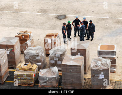 Master Chief Petty Officer David Unnone, Command master Chief der US 7. Flotte Befehl Schiff USS Blue Ridge briefs Segler über die Übernahme humanitäre Hilfe Lieferungen in Singapur um sicherzustellen, dass Schiff und Besatzung bereit wenn gerichtet, Erdbeben und Tsunami Entlastung Betriebe in Japan zu unterstützen. (Foto: Petty Officer 3rd Class Fidel C. Hart) Flickr - DVIDSHUB - USS Blue Ridge bereitet Hilfeleistung nach Japan (Bild 4 von 4) Stockfoto