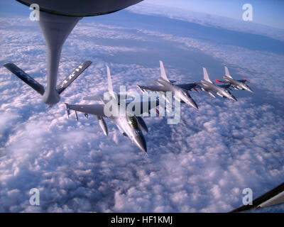 Ein 100. Air Refueling Flügel KC-135 Stratotanker bereitet sich auf Kraftstoff zu Royal Danish Air Force f-16 Fighting Falcons, entlasten die Bildung hinter dem Tanker fliegen sind. Der 100. ARW kamen am Royal Air Force Mildenhall 1. Februar 1992 und unterstützten USA und Partner Nation militärische Flugzeuge über einen Zeitraum von mehr als 20 Millionen Quadratmeilen mit seinen 15 KC-135 s zugewiesen hat. Flickr - DVIDSHUB - Betankung Lebensader von uns, NATO air ops Stockfoto