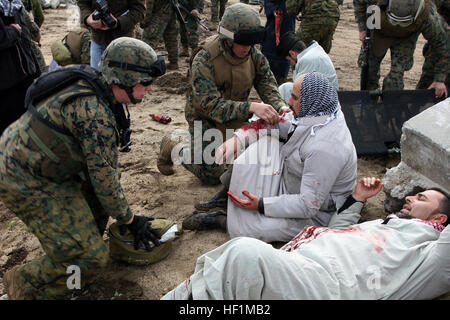 080124-M-6553M-098 CAMP PENDLETON, Kalifornien (24. Januar 2008) Marine Sanitätern aus Indien Batterie, 3. Bataillon, 12. Marineregiment behandeln verletzte Zivilisten während des mass Casualty Evakuierung Übung Teils der humanitären Hilfe Operation trainieren Sie im Kilo 2 Bereich Bekämpfung Stadt als Freiwillige. Marines bereitgestellten Sicherheit während des Trainings, die 15. Marine Expeditionary Unit (MEU) während seiner MEUEX zu unterstützen.  MEUEX ist eine Reihe von Übungen entwickelt, um die 15. MEU für seine bevorstehende geplante Bereitstellung vorbereiten. US Marine Corps Foto von CPL. Kevin N. McCall (freigegeben) uns Marine 080124-M-6 Stockfoto