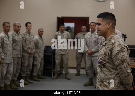 Sgt. Julian Bejarano Jr., ein Mortarman mit Schlacht Skills Training School, Bekämpfung von Logistik-Regiment 27, 2. Marine Logistics Group und Purple Heart ausgezeichnet Empfänger richtet sich eine Formation von Marines und Matrosen während einer Purple Heart Award Zeremonie an Bord Camp Lejeune, North Carolina, 8. Oktober 2013. Während ein Nachschub-Konvoi in der Provinz Helmand, Afghanistan, 5. Juli 2013 erlittenen Bejarano Wunden aus einer improvisierten Sprengkörpern Explosion. CLR-27 Mortarman ausgezeichnet Purple Heart Medal 131008-M-DS159-021 Stockfoto