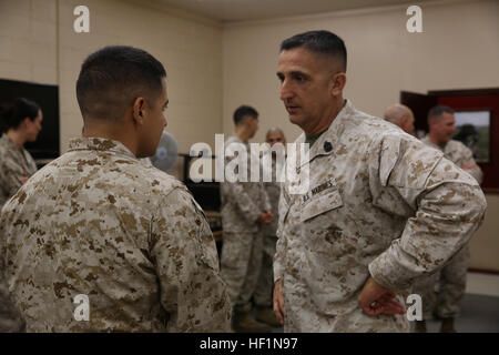 Sgt. Major Joe R. DePoyster (rechts), Sergeant-Major der Bekämpfung Logistik Regiment 27, 2. Marine Logistics Group, spricht mit Sgt. Julian Bejarano Jr., ein Mortarman mit Schlacht Skills Training School, Bekämpfung von Logistik-Regiment 27, 2. Marine Logistics Group und Purple Heart ausgezeichnet Empfänger folgende ein Purple Heart award Zeremonie an Bord Camp Lejeune, North Carolina, 8. Oktober 2013. Während ein Nachschub-Konvoi in der Provinz Helmand, Afghanistan, 5. Juli 2013 erlittenen Bejarano Wunden aus einer improvisierten Sprengkörpern Explosion. CLR-27 Mortarman ausgezeichnet Purple Heart Medal 131008-M-DS159-033 Stockfoto