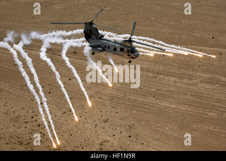 CH-46 Sea Knight Helikopter von Marine Medium Helicopter Squadron 268 (HMM-268) fliegt über Al Taqqadum, Irak, 24. Februar 2008. HMM-268 wird mit Multi-National Force - West zur Unterstützung der Operation Iraqi Freedom in der Al Anbar Provinz Irak bereitgestellt. (U.S. Marine Corps Foto von CPL. Jason W. Fudge) (Freigegeben) CH-46 Sea Knight; Flares Stockfoto