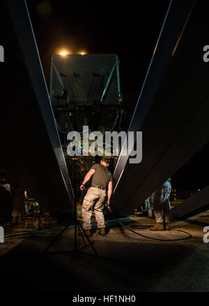 US-Marines zugewiesen Kilo Batterie, Battalion Landing Team 3/2, 26. Marine Expeditionary Unit (MEU), verwenden Sie macht Unterlegscheiben um zu eine unpersönliche taktische Fahrzeug während der 26. MEU Wash-Down, Naval Station Rota, Spanien, 15. Oktober 2013 zu reinigen. Die 26. MEU ist eine Marine Air-Ground Task Force nach vorne auf die US-5. und 6. Flotte Aufgabenbereiche an Bord der Kearsarge amphibische bereit Gruppe dient als eine seegestützte, expeditionary Krise Response Force fähig amphibische Operationen über das gesamte Spektrum der militärischen Operationen bereitgestellt. (U.S. Marine Corps Foto von Lance Cpl. Juanenrique Stockfoto