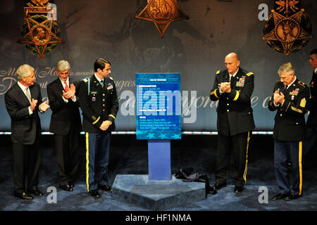 Ehemaliger US Army Captain William Swenson, erhält Dritter von links, Beifall von US-Verteidigungsminister Chuck Hagel, links; Secretary Of The Army John McHugh, zweiter von links; Chef des Stabes der Armee General Raymond T. Odierno, zweiter von rechts; und Sgt. Major der Armee Raymond F. Chandler III, Recht, während einer Zeremonie im Pentagon in Washington D.C. 16. Oktober 2013.  Ehemaliger US Army Captain William D. Swenson wurde die Medal Of Honor für seine Handlungen während der Schlacht von Ganjagal in der Provinz Kunar, Afghanistan, 8. September 2009 ausgezeichnet. Swenson führte eine Gruppe von afghanischen Grenzpolizei im support Stockfoto