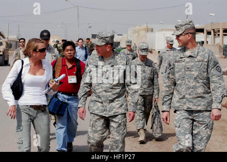 Zu einem Informationsbesuch in Camp Taji, General David Patraeus, Center, der Kommandeur der multinationalen Kräfte – Irak, Antworten auf Fragen von Lara Logan, Chef Auslandskorrespondent für CBS News, während des Gehens der Speisesaal Anlage, 12. März, mit Oberst Todd McCaffrey, Recht, ein Eingeborener von Hudson, Ohio, der Kommandeur der 2. Stryker Brigade Combat Team "Krieger", 25. Infanterie-Division, Multi-National Division – Bagdad ist. (US Army Foto/Staff Sgt. Christian Foster) General Petraeus besucht "Warriors" DVIDS81032 Stockfoto