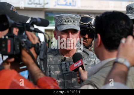 General David Patraeus, Kommandeur der multinationalen Streitkräfte – Irak, beantwortet Fragen von irakischen Reporter in einem Interview, März 12, im downtown-Marktplatz Bereich der Sab al Bor, liegt nordwestlich von Bagdad.  (US Army Foto/Staff Sgt. Christian Foster) General Petraeus besucht "Warriors" DVIDS81033 Stockfoto