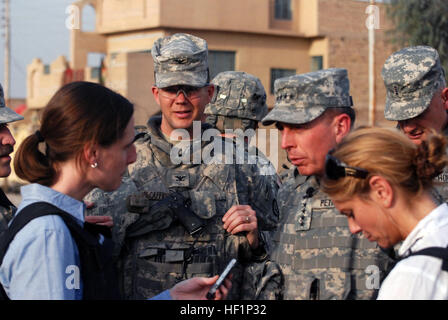 Kol. Todd McCaffrey, Center, ein Eingeborener von Hudson, Ohio, hört aufmerksam als General David Patraeus, Recht, Antworten auf Fragen von Medien Reporter, 12 März, während Patrouillen eine Marktgebiet in der Stadt von Sab al Bor, nordwestlich von Bagdad. Patraeus wurde auf einer Fact-finding Mission in der Region, Informationen über die vielen Versöhnung und wirtschaftliche Erfolge für diesen Bereich zu sammeln. Patraeus ist der Kommandeur der multinationalen Truppen – Irak. McCaffrey ist der Kommandeur der 2. Stryker Brigade Combat Team "Krieger", 25. Infanterie-Division, Multi-National Division-Bagdad. (US Army Foto/Staff Sgt. Chris Stockfoto