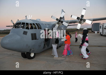 U.S. Air Force-Mitglieder aus den 145. Wartung Geschwader, North Carolina Air National Guard geben Fahrten für Kinder und anderen Teilnehmern auf dem beliebten Mini c-130 Hercules-Flugzeuge-Replikat während der siebten jährlichen 5 K, die Start-und Landebahn Walk/Run am Charlotte Douglas International Airport, 26. Okt. statt. Mini c-130 und Mitglieder aus der 145. Airlift Wing haben die jährlichen 5 K für die letzten vier Jahre durch, zurück in die Gemeinschaft, die so viel an die Air National Guard der N.C. gibt unterstützt. (Air National Guard Foto von Master Sgt. Patricia F. Moran, 145. Airlift Wing Public Affairs / veröffentlicht) NCANG pro Stockfoto