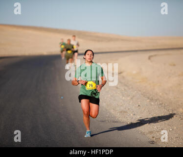 Armee 1st Lt. Andrea Filozof verläuft 26,2 Meilen von dem Marine Corps Marathon nach vorn am Camp Leatherneck, Afghanistan Okt. 27. Filozof Platz ersten unter den LäuferInnen mit einer Zeit von 03:18:35. Dies war Filozofs erste Marathon. (Foto von Sgt. Bobby J. Yarbrough) Shuffle, Shuffle, Shuffle 131027-M-DE426-023 Stockfoto