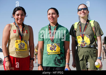 Capt Angelica Valdez (3.), Armee 1st Lt. Andrea Filozof (1.), und 2. Lt. Stacie Kandas (2.) Pose für Fotos nach dem 2013 Marine Corps Marathon nach vorn am Camp Leatherneck, Afghanistan Okt. 27. (Foto von Sgt. Bobby J. Yarbrough) Foto-Finish 131027-M-DE426-038 Stockfoto