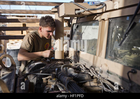 U.S. Marine Corps Lance Cpl. Alex Thomason, Kraftverkehr Mechaniker mit Lima Unternehmen, 3. Bataillon, 7. Marineregiment Reparaturen eine M1114 hohe Mobilität auf Rädern Mehrzweckfahrzeug auf Forward Operating Base (FOB) Zeebrugge, Kajaki District, Provinz Helmand, Afghanistan, Oct.27, 2013. Thomason arbeitet täglich um Wartung und Reparatur aller Fahrzeuge auf die FOB. (Offizielle Marinekorps Foto von Lance Cpl. Sean Searfus / veröffentlicht) 3-7 Lima Co. HMMWV Wartung 131027-M-VH365-039 Stockfoto