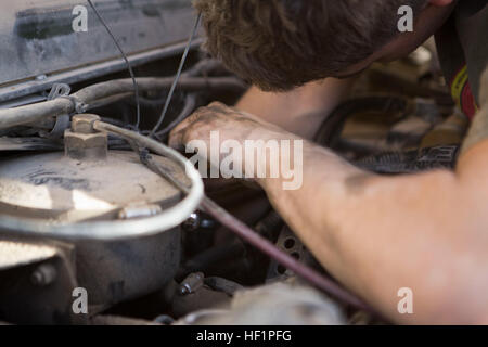 U.S. Marine Corps Lance Cpl. Alex Thomason, Kraftverkehr Mechaniker mit Lima Unternehmen, 3. Bataillon, 7. Marineregiment Reparaturen eine M1114 hohe Mobilität auf Rädern Mehrzweckfahrzeug auf Forward Operating Base (FOB) Zeebrugge, Kajaki District, Provinz Helmand, Afghanistan, Oct.27, 2013. Thomason arbeitet täglich um Wartung und Reparatur aller Fahrzeuge auf die FOB. (Offizielle Marinekorps Foto von Lance Cpl. Sean Searfus / veröffentlicht) 3-7 Lima Co. HMMWV Wartung 131027-M-VH365-060 Stockfoto