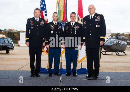 (von rechts nach links) US Army Chief Of Staff General Ray Odierno, soldatische Medaille Empfänger CW4 Thomas F. Oroho, Army Air Operations Group Kommandeur Oberst William D. McGarrity und gemeinsame Kräfte Sitz-National Capital Region/Militär Bezirk von Washington Kommandeur Generalmajor Jeffery S. Buchanan posieren für ein Foto nach der Preisverleihung bei Davison Army Airfield, VA, 1. November 2013.  CW4 Oroho, Kompaniechef D Company, 12. Aviation Battalion, erhielt die Medaille indem man sein eigenes Leben in Harms Weg am 1. September 2012 in Panama City, Florida als er den Ozean bei hohen betrat Stockfoto