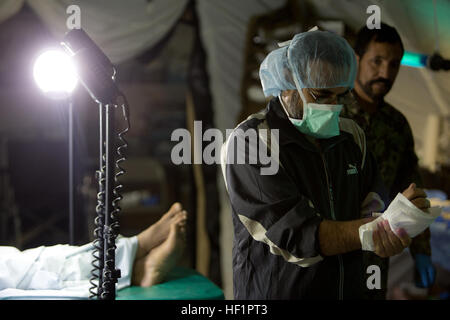 Afghan National Army Lieutenant Colonel Akbar, orthopädischer Chirurg für die 215. Korps, wäscht seine Hände vor einem chirurgischen Eingriff in die Rolle 2 medizinische Einrichtung im Camp Shorabak, Afghanistan, 2. November 2013. 215. Korps chirurgischen team Chirurgie durchgeführt um die Wunde eines ANA-Soldaten in eine improvisierte Sprengkörper Blast nachhaltig zu reparieren. (Foto: offizielle Marinekorps SGT Tammy K. Hineline) ANA 215th Corps chirurgischen Team 131102-M-RF397-099 Stockfoto