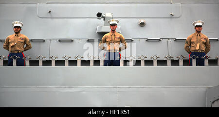 Sergeant Oscar Mancia (links), Staff Sgt Michael Allen und Sgt. Mitchell Antonaccio, Platoon Sergeant mit 3. Bataillon, 6. Marine Regiment, 2. Marine-Division, die Schienen auf der USS New York als es zieht in den Hafen in New York City 8. November 2013, Mann. Die USS New York besuchten die Stadt im Rahmen der Stadt Veterans Day Wochenende Festlichkeiten. Marines und Matrosen übernehmen New York Veterans Day Wochenende 131108-M-FD819-757 Stockfoto