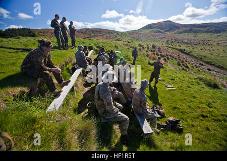 Captain Phillip Vanderweit, improvisierte Kampfingenieur Officer 1st Combat Engineer Battalion, vom Slip Belhaven, N.C., Neuseeland und Papua-neuguineischer Ingenieure vor Sprengsatz Identifikation Training während der Anfangsphase der Übung südlichen Katipo 2013 an Bord Waiouru Military Camp, New Zealand, 9. November. SK13 stärkt, militärischer Beziehungen und Zusammenarbeit mit den Partnerstaaten und der New Zealand Defence Force. Drei verschiedene Uniformen trainieren, um Sprengsätze zu identifizieren, während SK13 131109-M-SE196-001 Stockfoto