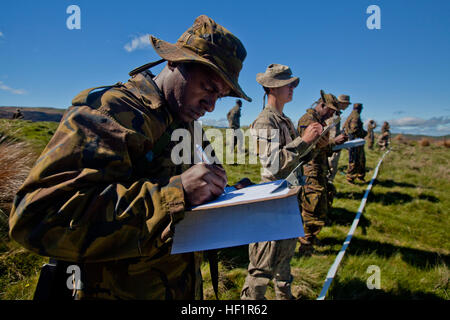 Papua-neuguineischer Ingenieure aus Engineer Battalion und Pioniere mit 2 Field Squadron Royal Engineers basiert aus Linton Military Camp, New Zealand, identifizieren Sie improvisierte Sprengsätze bei Bekämpfung Hunter training während der Anfangsphase der Übung südlichen Katipo 2013 an Bord Waiouru Military Camp, New Zealand, 9. November. SK13 soll teilnehmenden Kräfte Kampftraining, Bereitschaft und Interoperabilität im Rahmen einer gemeinsamen Inter-Agency Task Force zu verbessern. Drei verschiedene Uniformen trainieren, um Sprengsätze zu identifizieren, während SK13 131109-M-SE196-005 Stockfoto